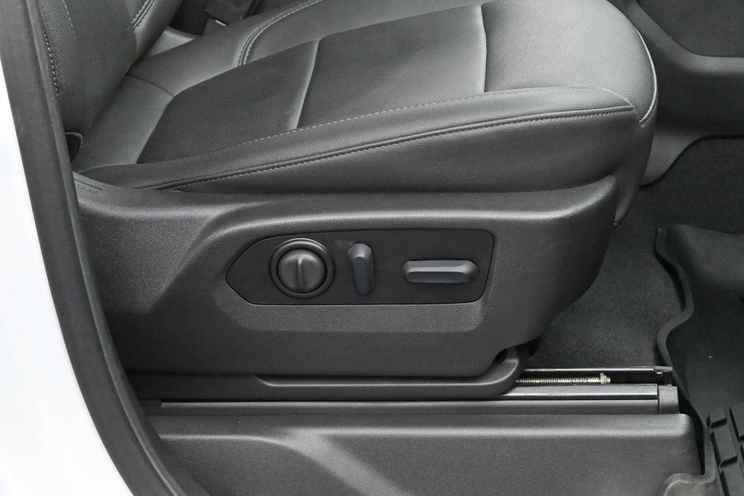 Used 2022 Summit White Chevrolet LTZ image 32