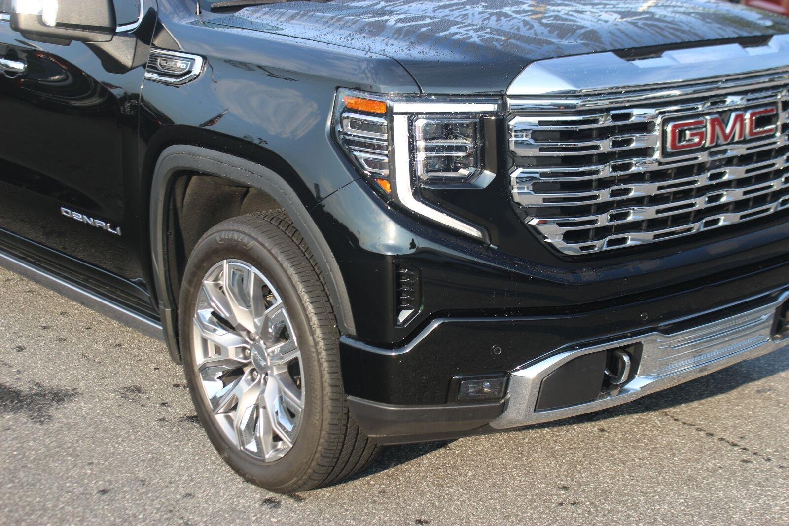 Used 2025 Onyx Black GMC Denali image 8