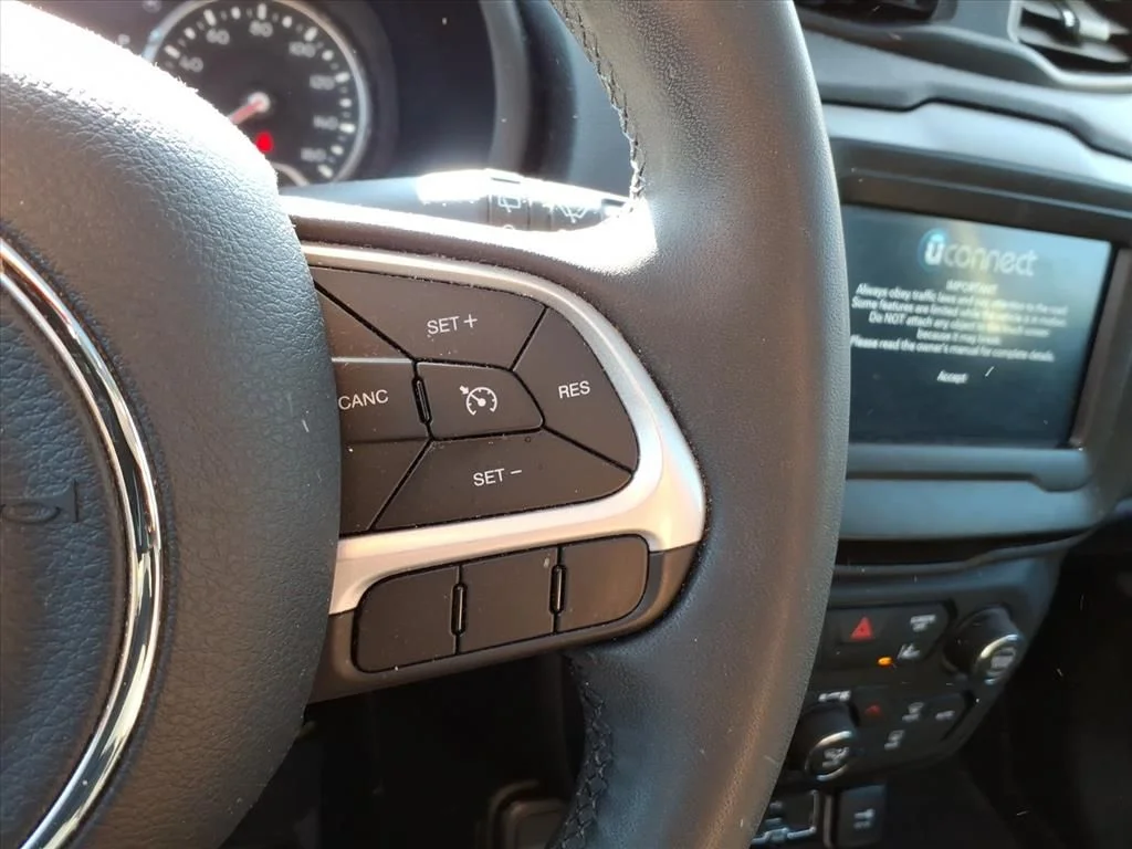 Used 2021 Silver Jeep Latitude image 20
