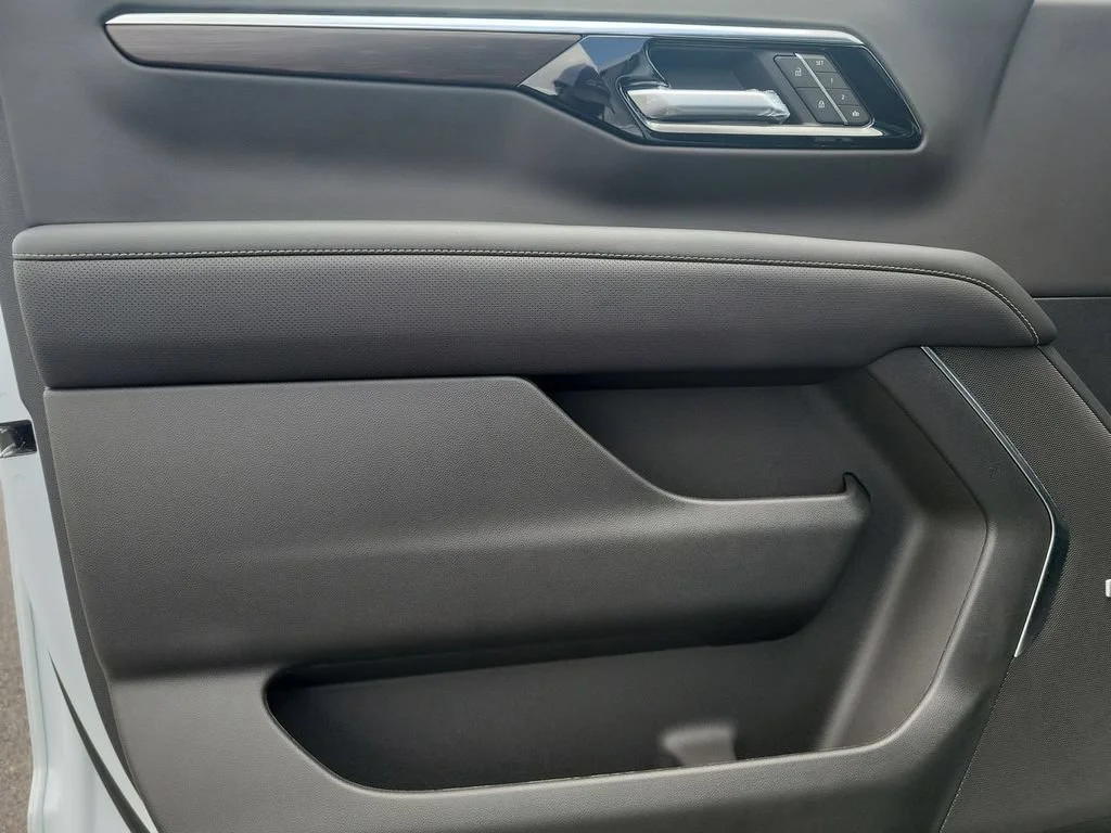 New 2026 Polar White Tricoat Chevrolet Premier image 23