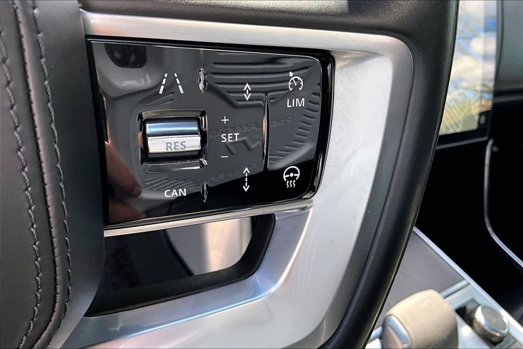 Used 2023 White Land Rover SE image 19