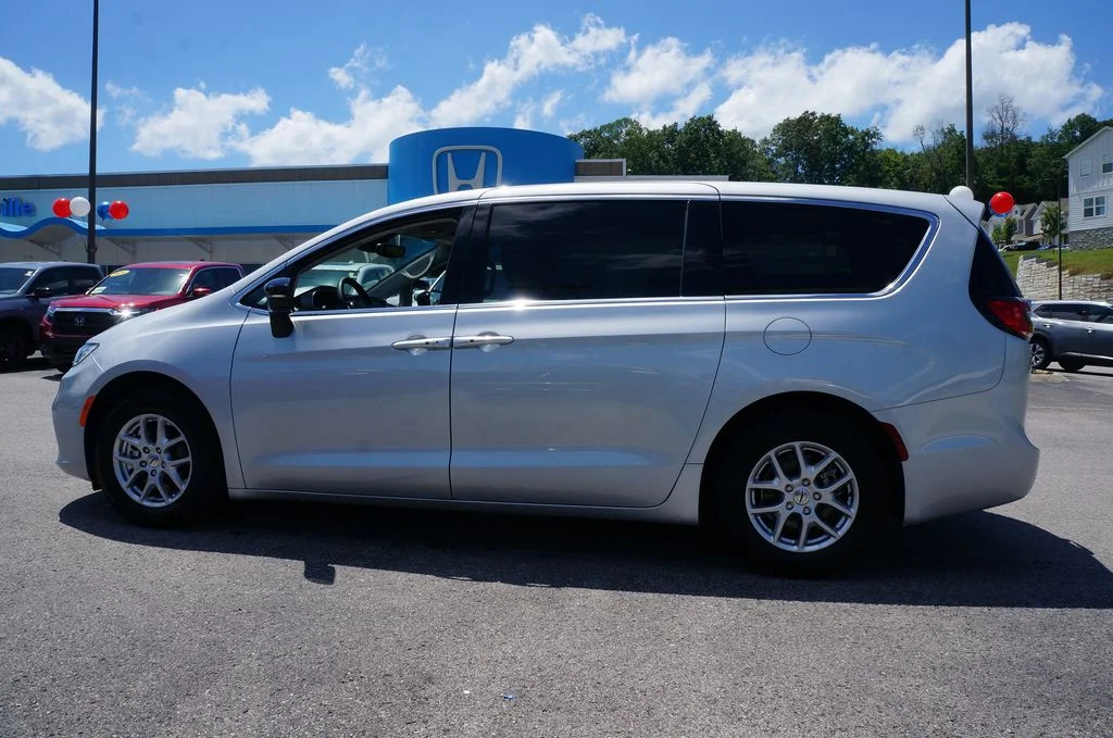 Used 2024 Silver Mist Clearcoat Chrysler Touring L image 10