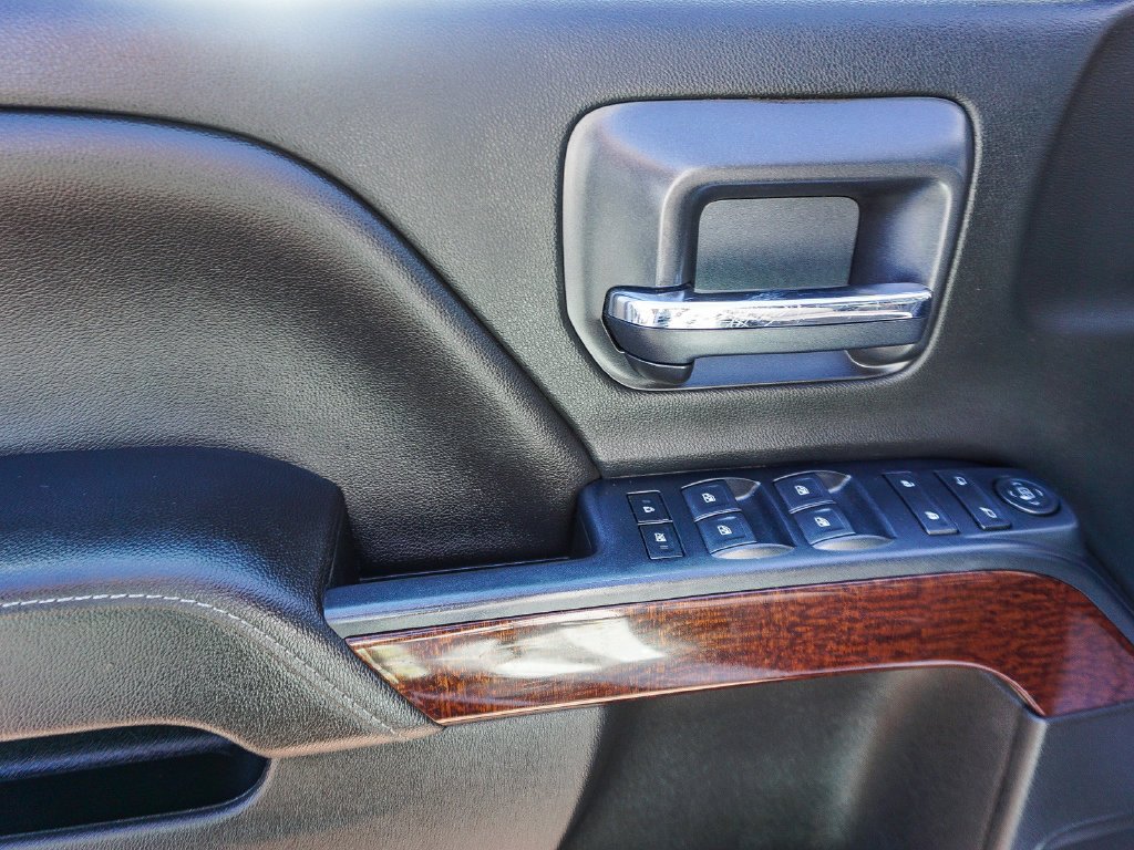 Used 2017 White GMC SLE image 18