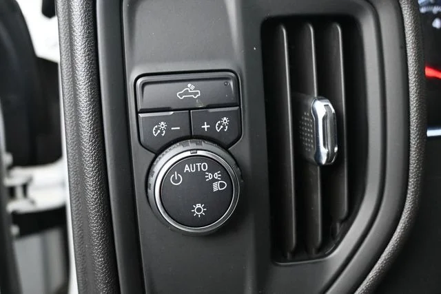 Used 2022 White Chevrolet Custom image 18