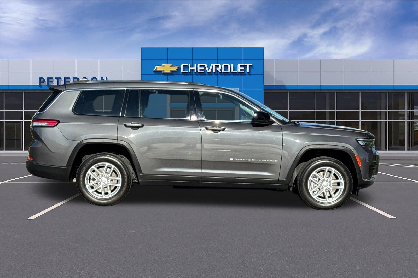 Used 2022 Gray Jeep Laredo image 3