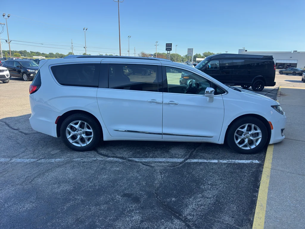 Used 2020 Bright White Clearcoat Chrysler Limited image 4