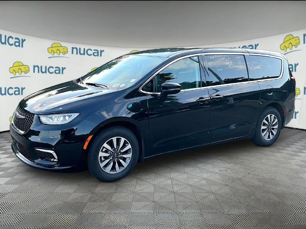 Used 2023 Brilliant Black Crystal Pearlcoat Chrysler Touring L image 3