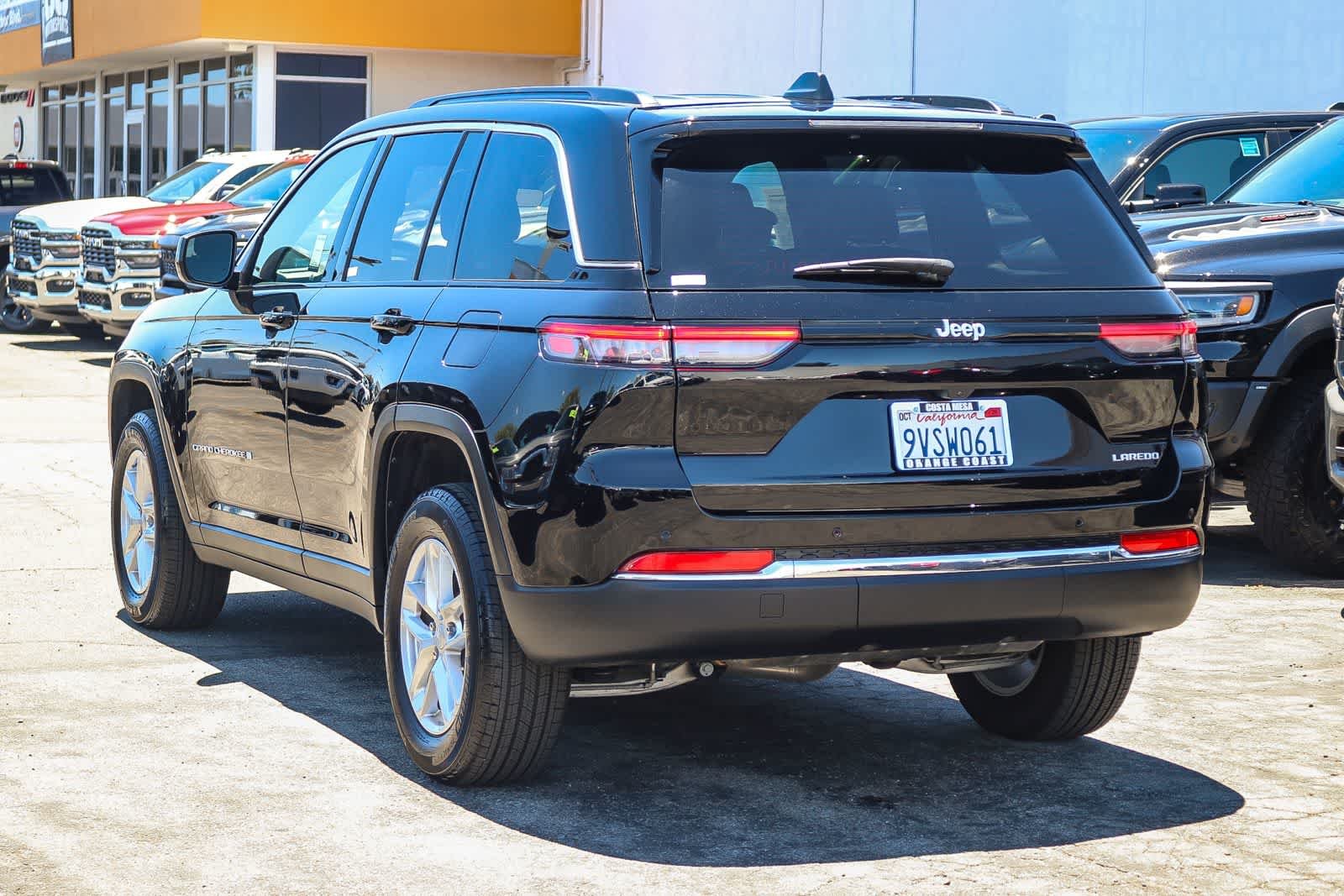 Used 2025 Diamond Black Crystal Pearlcoat Jeep Laredo X image 7