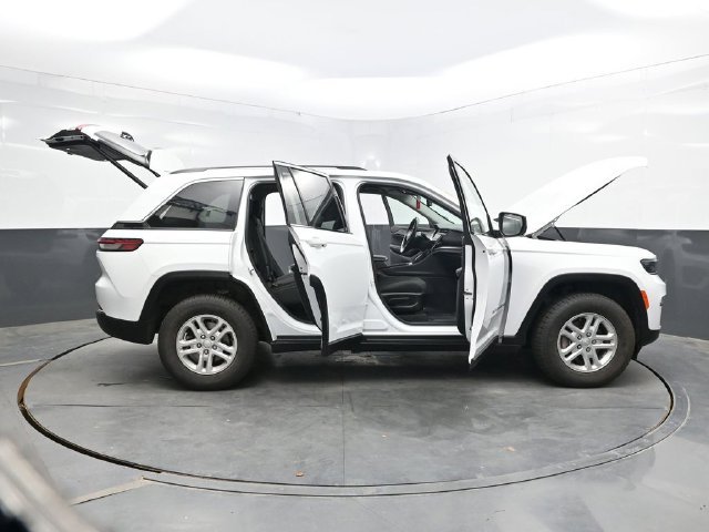 Used 2022 White Jeep Laredo image 58