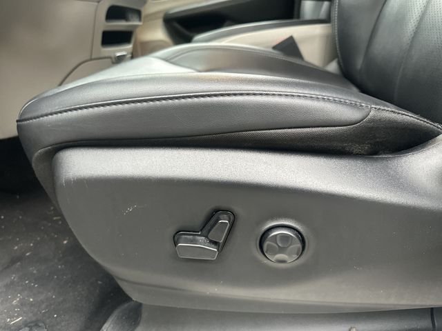 Used 2024 White Chrysler Select image 16