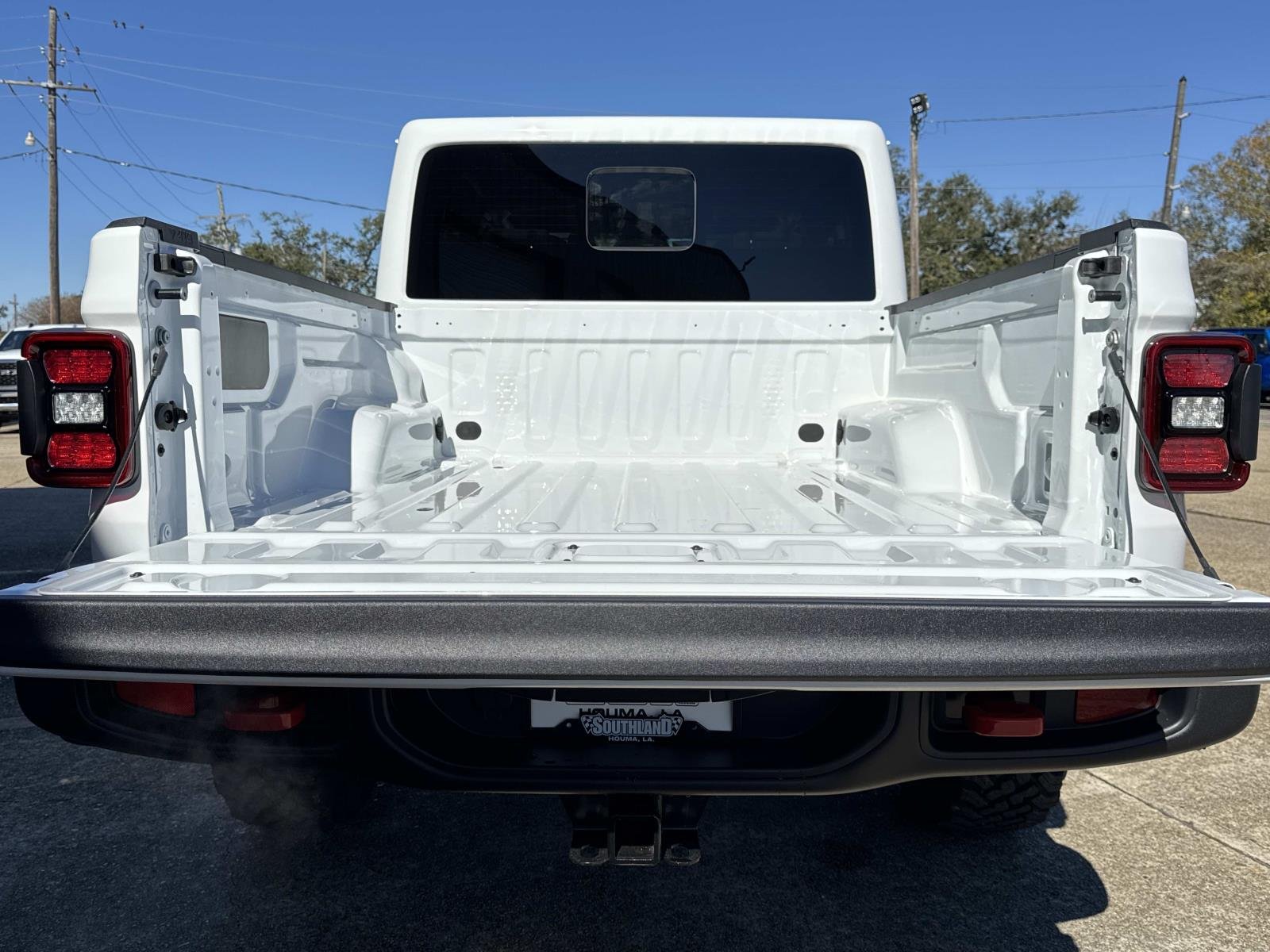 New 2026 Bright White Clear-Coat Exterior Paint Jeep Rubicon image 6