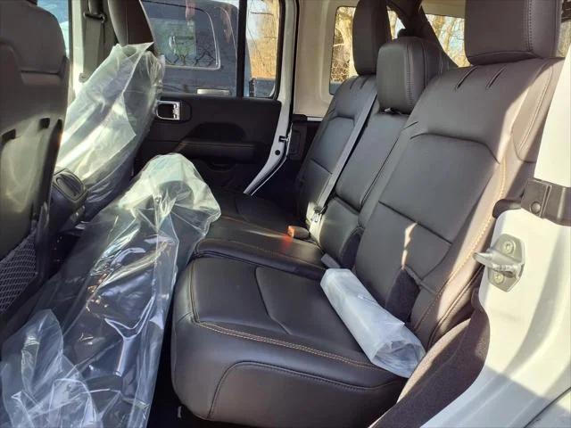 New 2026 Bright White Clear-Coat Exterior Paint Jeep Sahara image 5