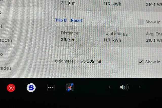 Used 2023  Tesla Base image 32