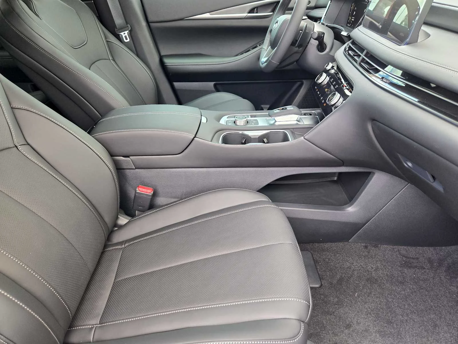 New 2027 RADIANT WHITE INFINITI Luxe FWD image 9