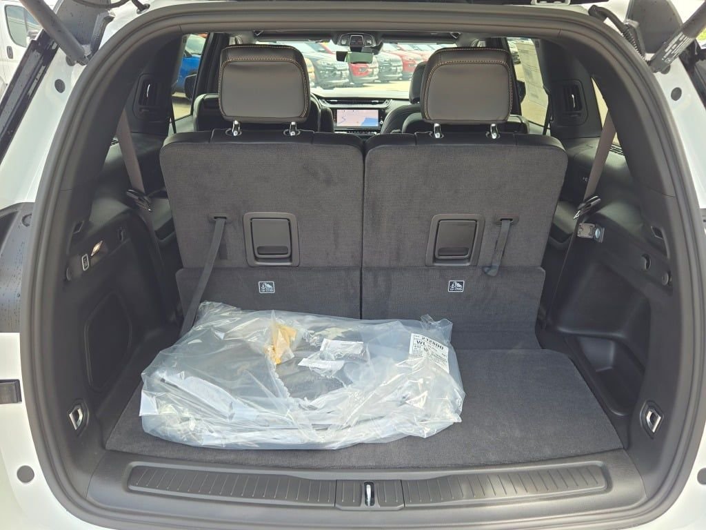 New 2026 Bright White Clear-Coat Exterior Paint Jeep  image 14