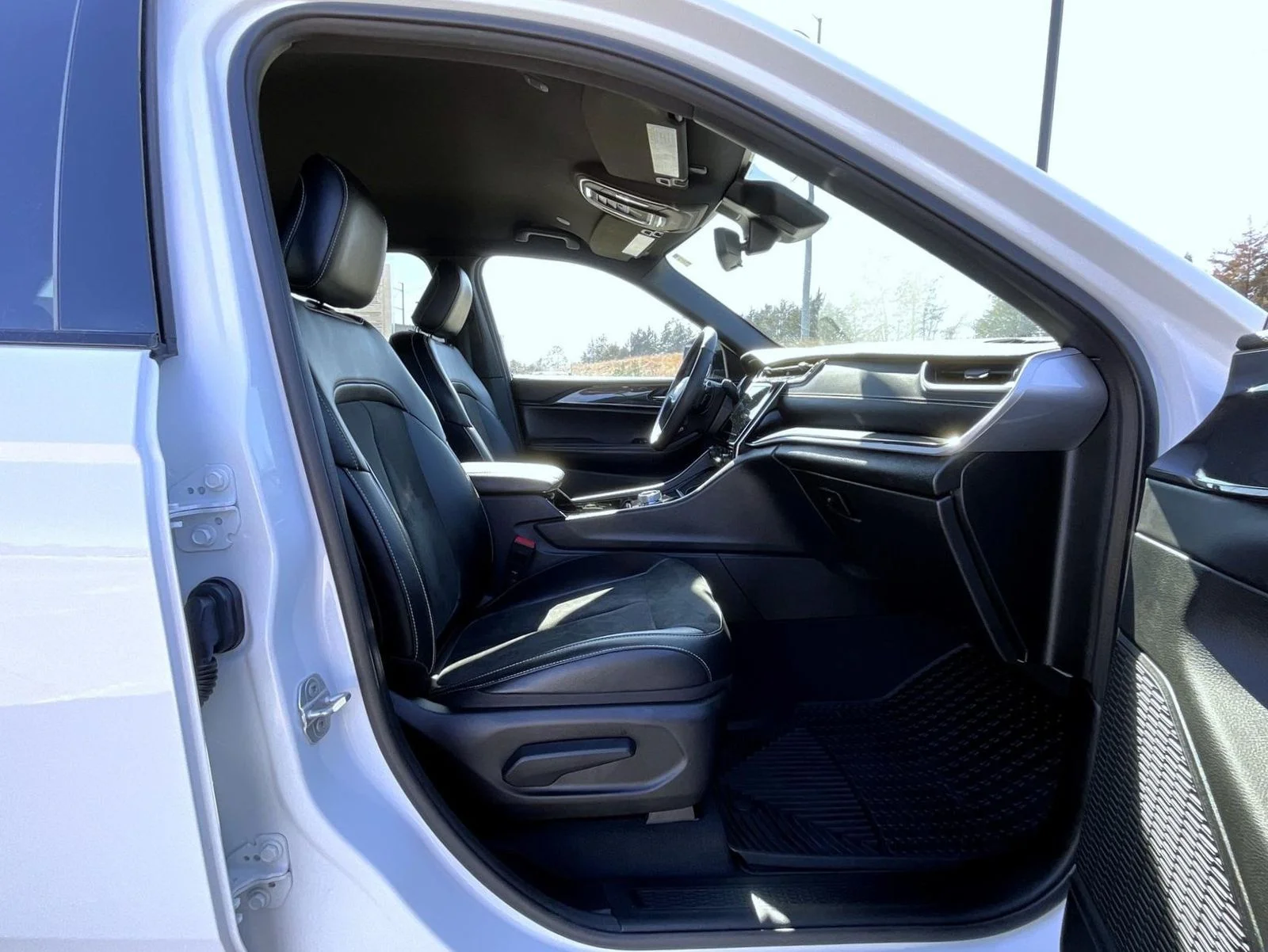 Used 2023 White Jeep Altitude X image 16