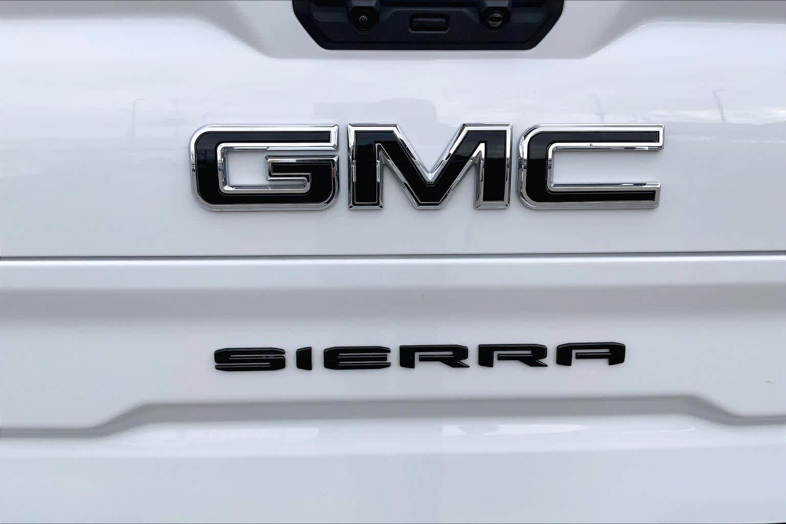 Used 2025 Summit White GMC AT4 image 31