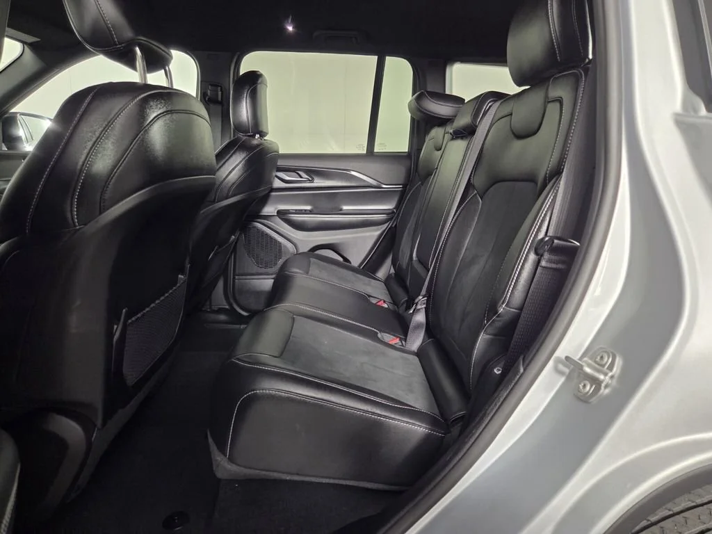 Used 2025 Silver Zynith Jeep Altitude image 26