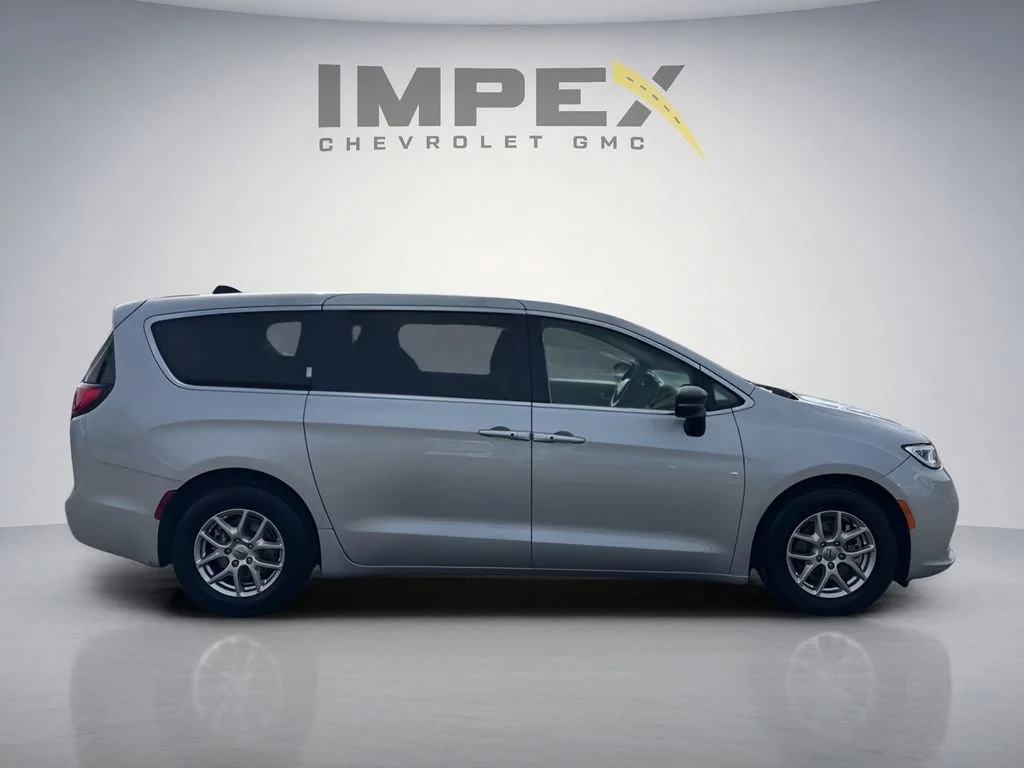 Used 2024 Silver Chrysler Touring L image 6