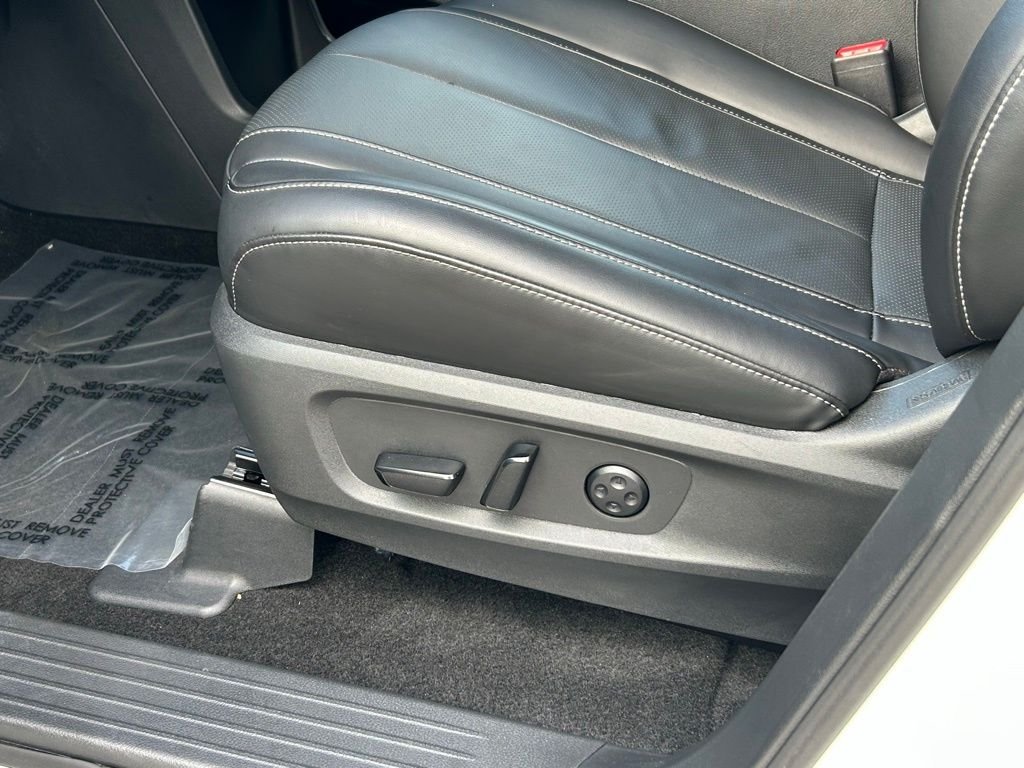 Used 2025 White INFINITI LUXE image 17