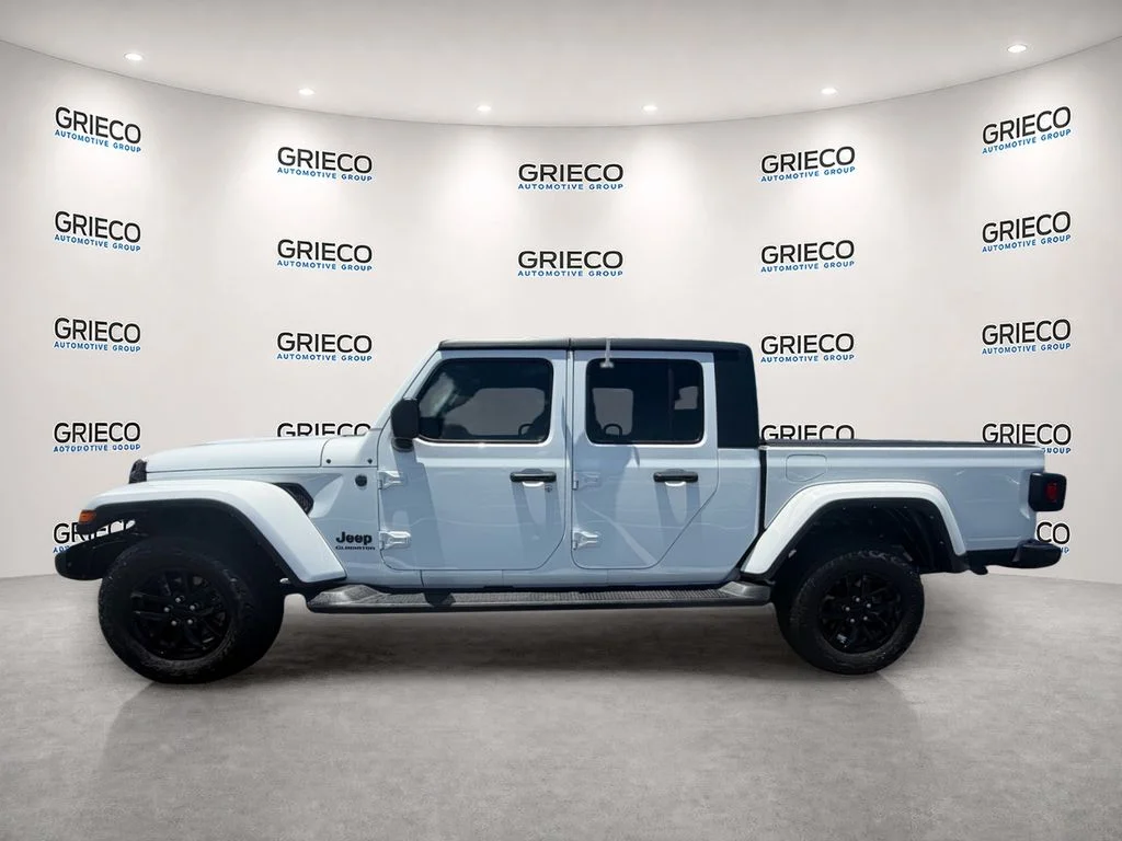 Used 2022 White Jeep Sport image 4
