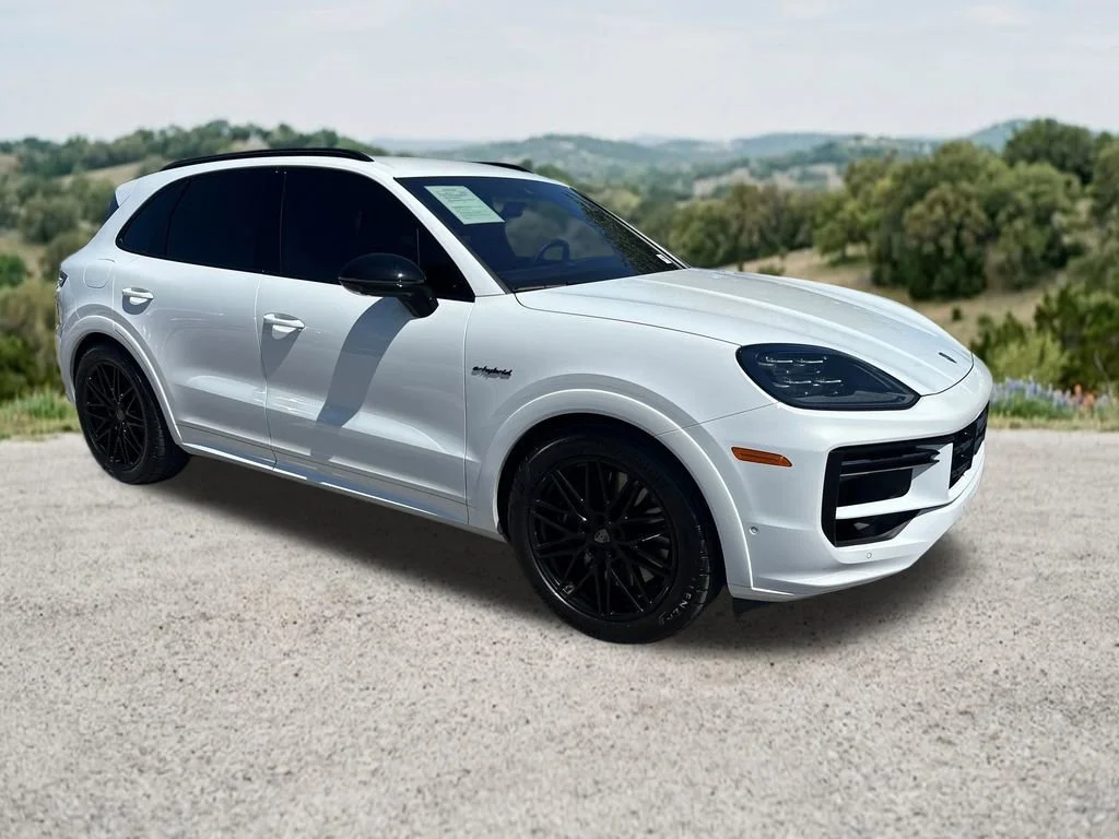2025 Porsche Cayenne Turbo E-Hybrid's photo
