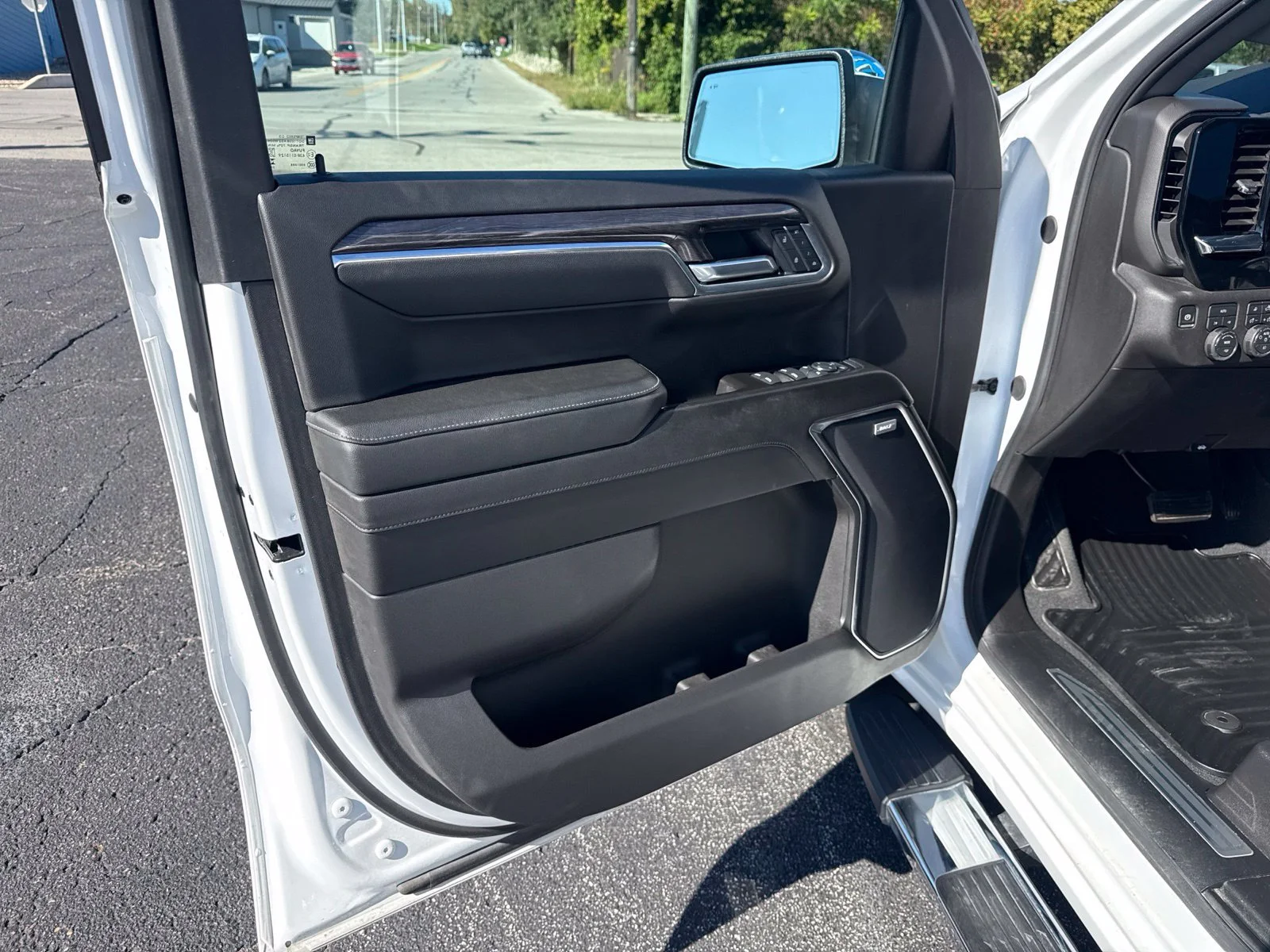 Used 2025 Summit White Chevrolet LTZ image 12