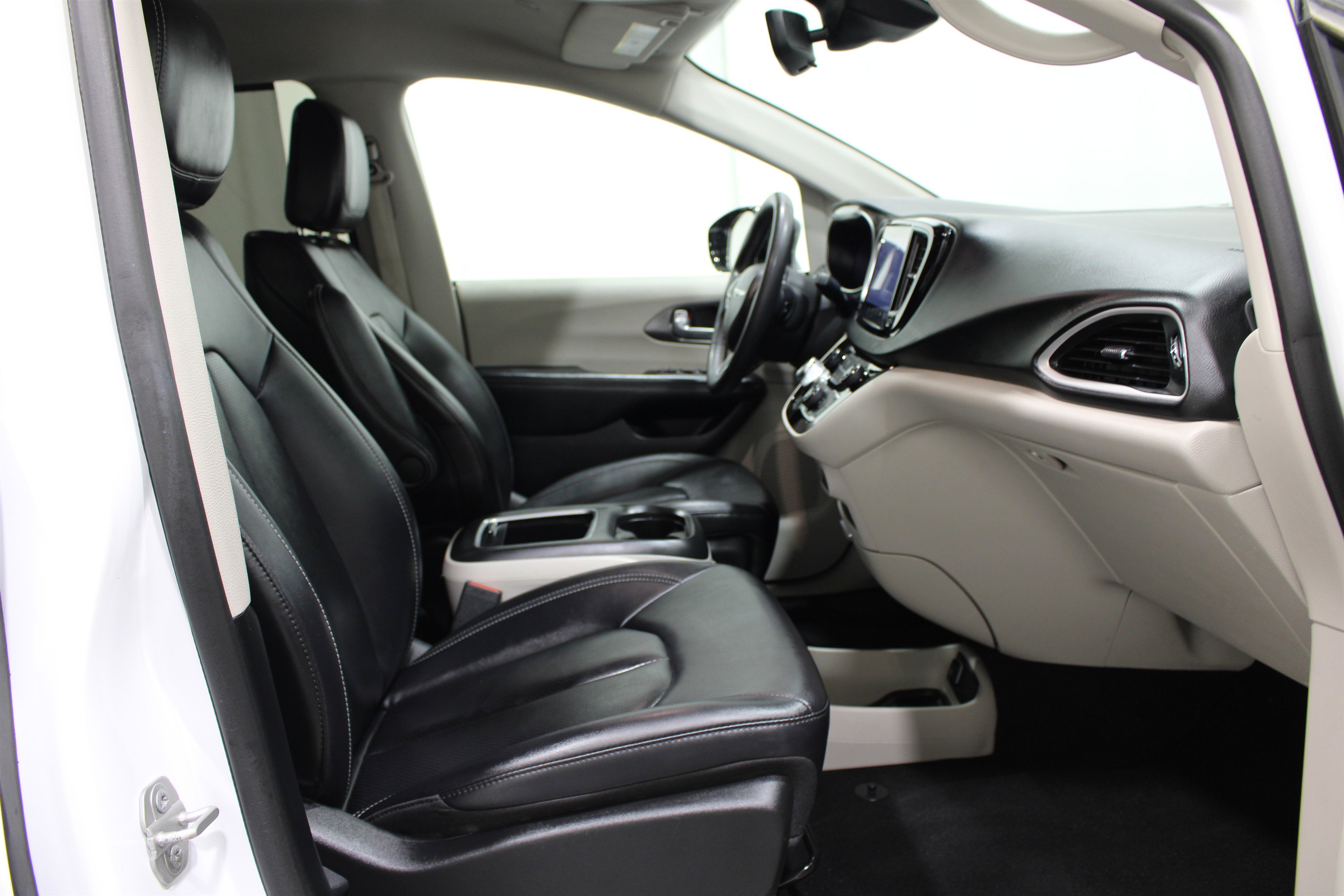 Used 2024 Bright White Clearcoat Chrysler Touring L image 26