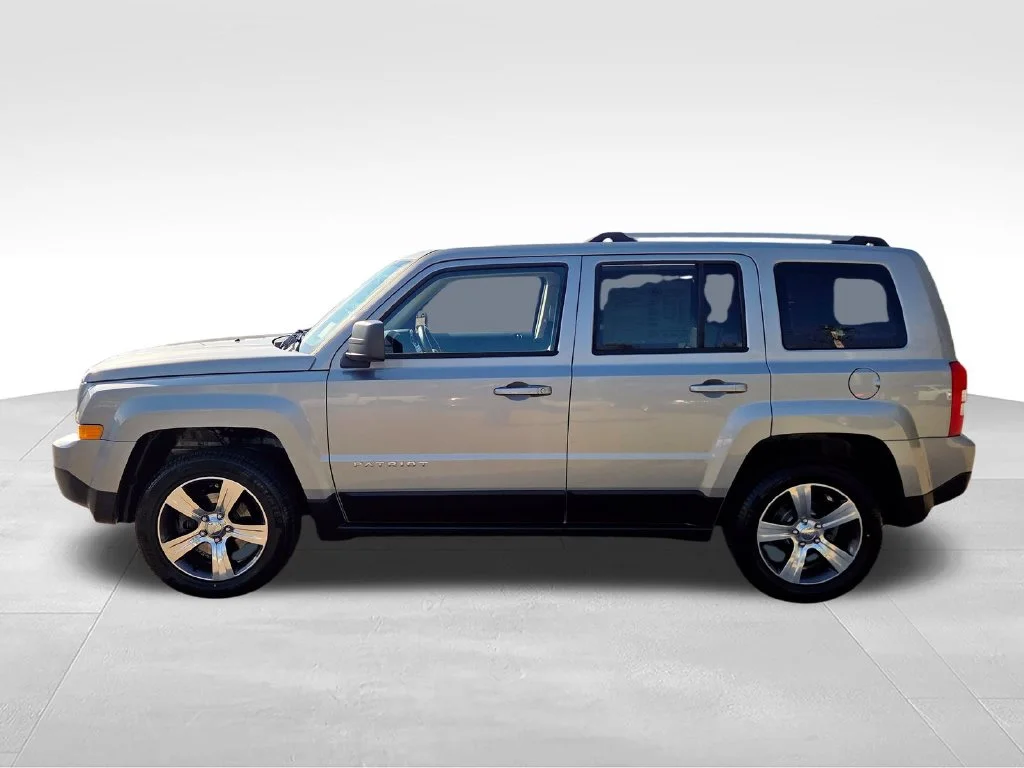 Used 2016 Silver Jeep Latitude image 4