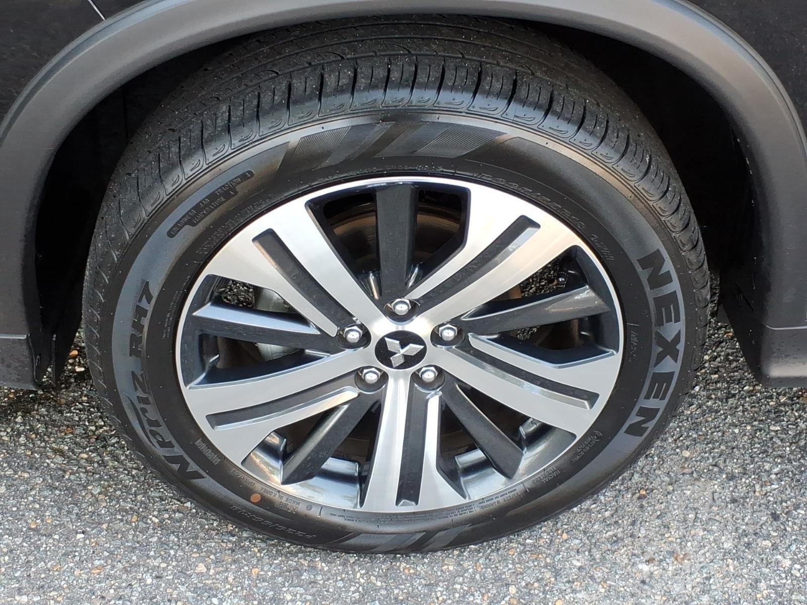 Used 2025  MITSUBISHI  image 4