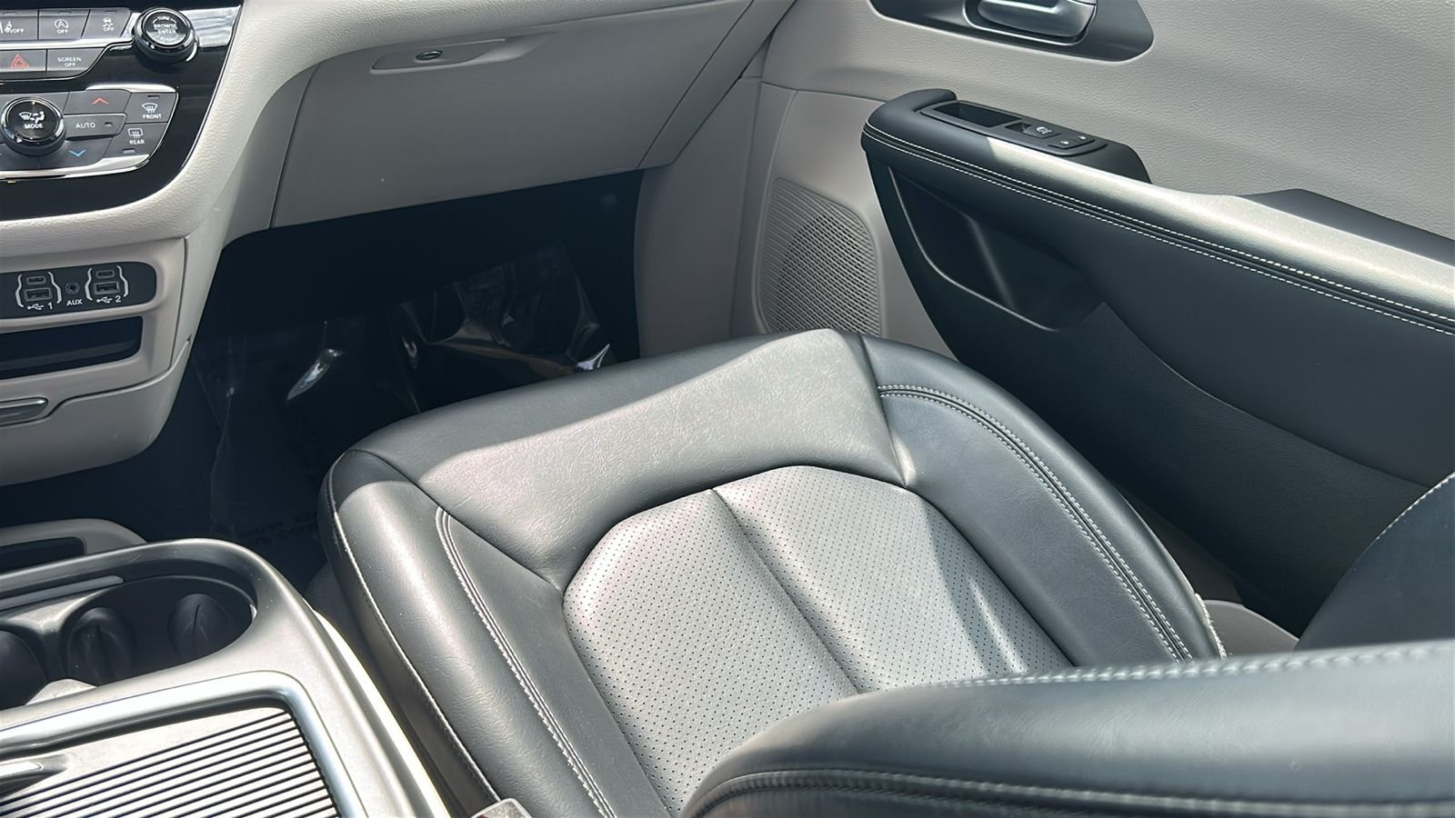 Certified Used 2023 White Chrysler Touring L image 15