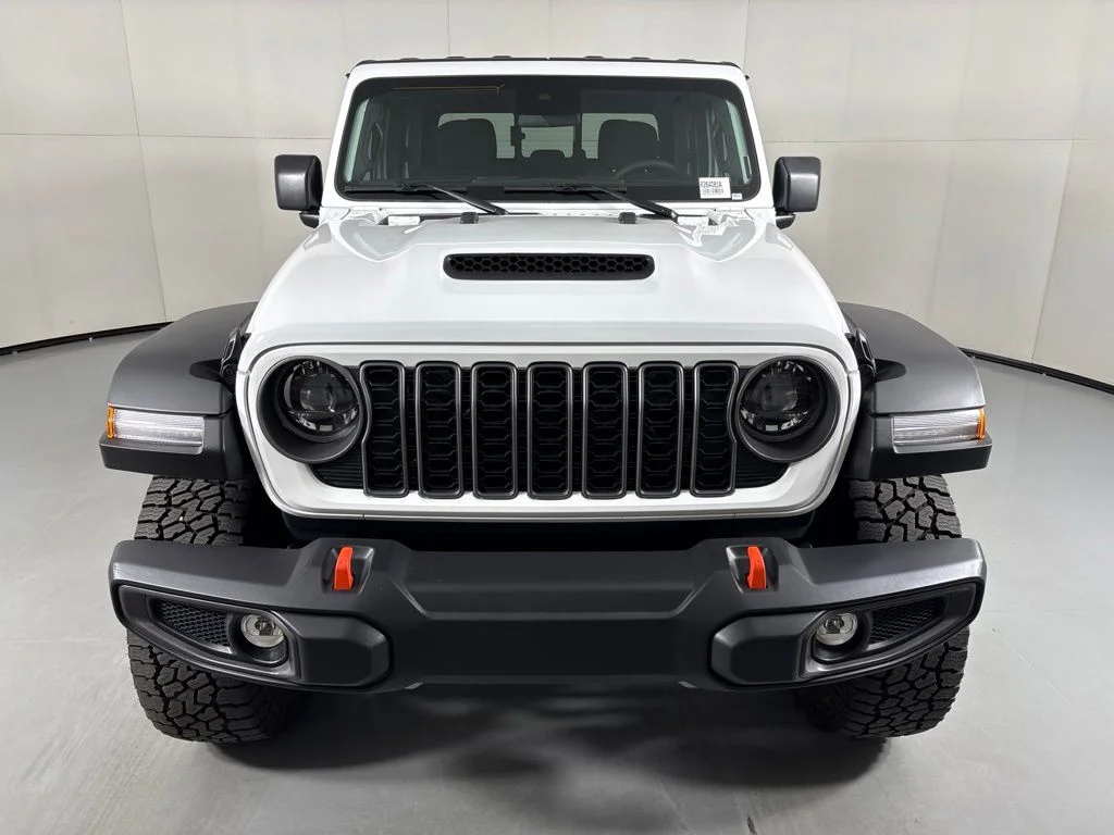 Used 2025 White Jeep Mojave image 3