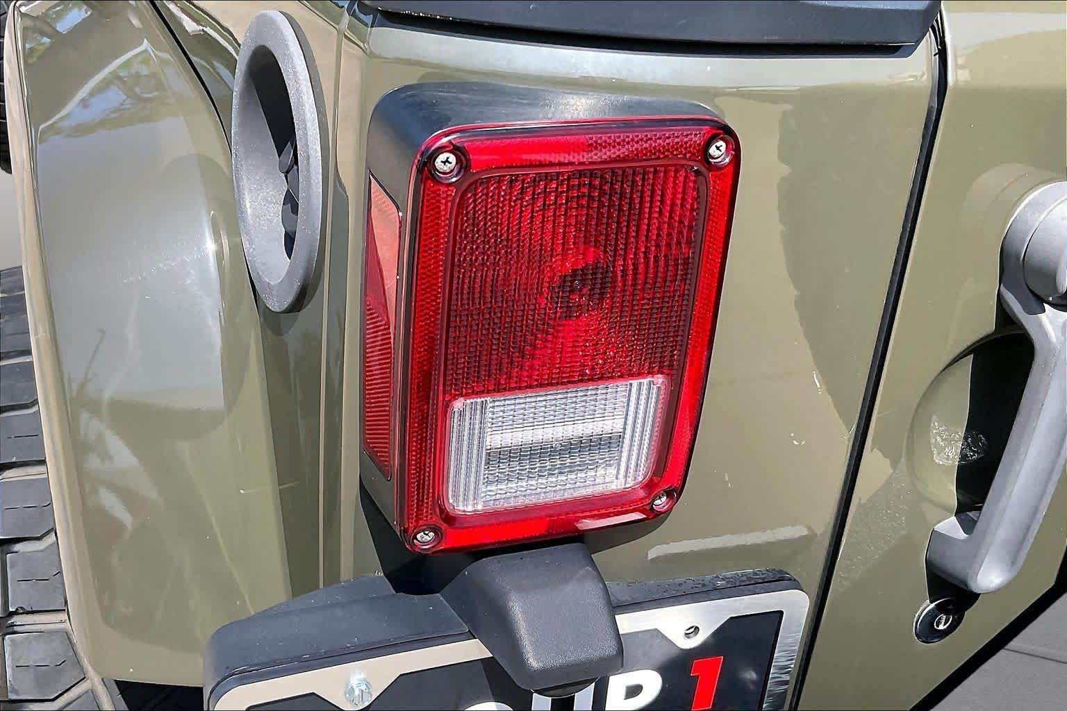 Used 2015 Tank Clearcoat Jeep Sahara image 26