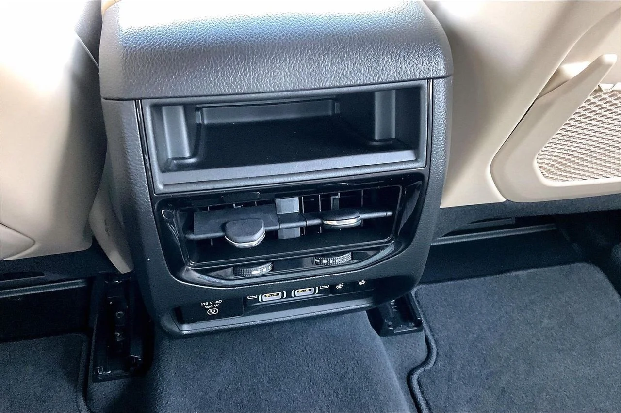 Certified Used 2023  Jeep Limited image 18
