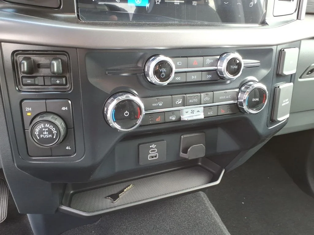 New 2026 Agate Black Metallic Ford XLT image 18