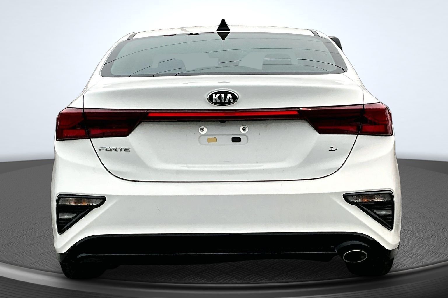 Used 2021 White Kia LXS image 4