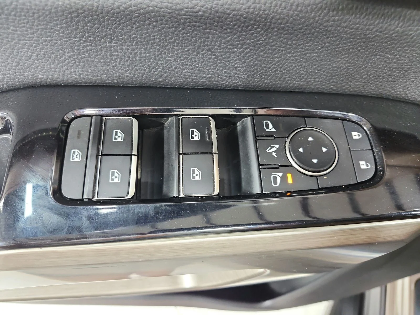Used 2023  Nissan Platinum image 34