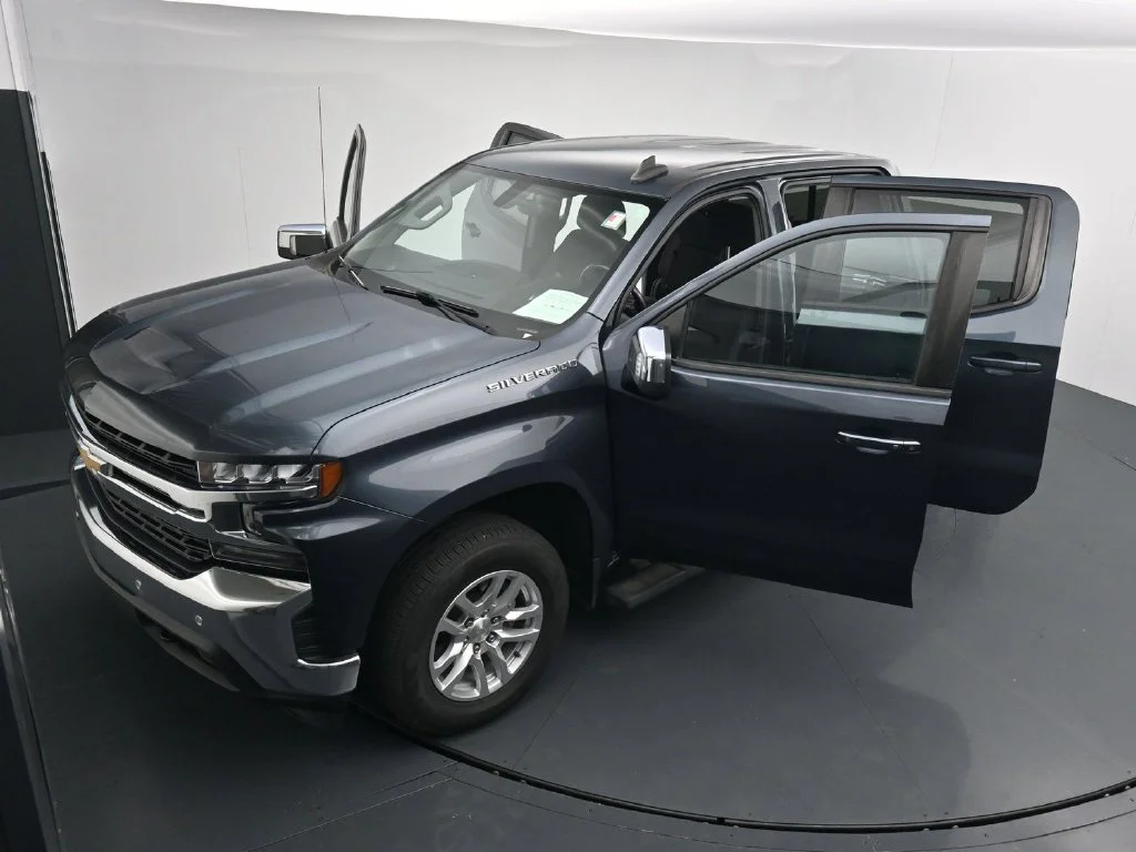 Used 2020 Gray Chevrolet LT image 25