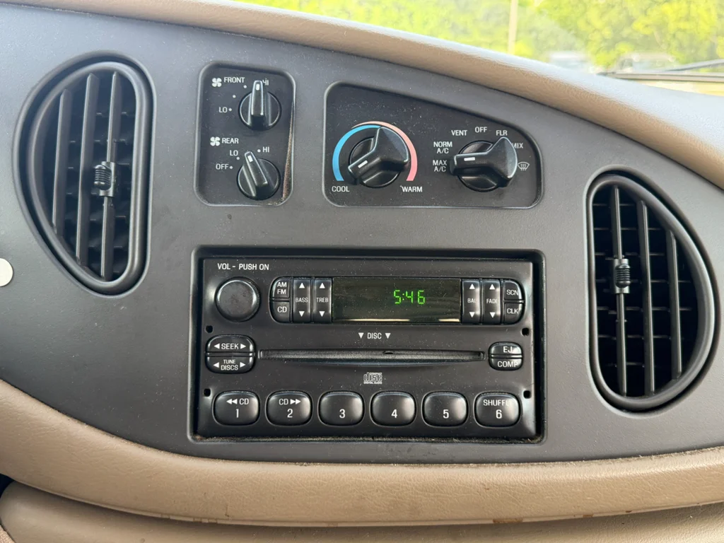 Used 2004 Oxford White Clearcoat Ford Recreational image 15