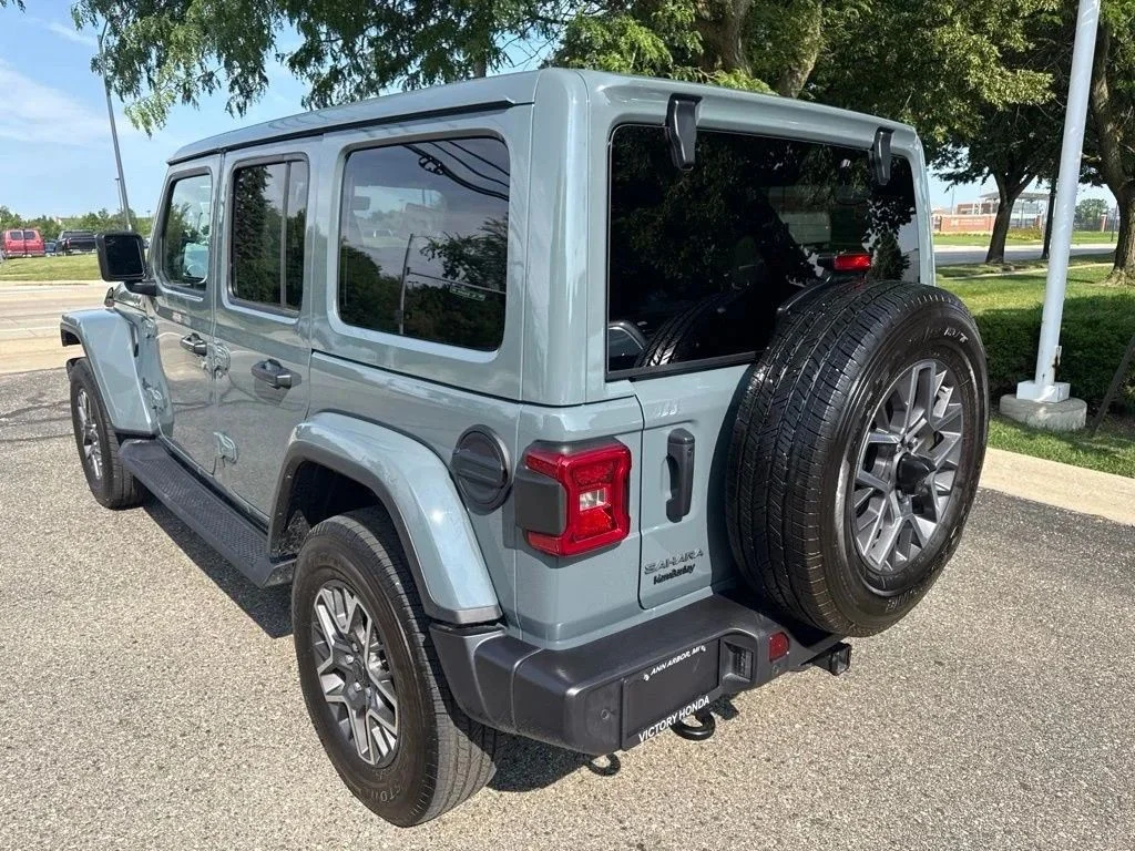 Used 2026 Anvil Clearcoat Jeep Sahara image 11