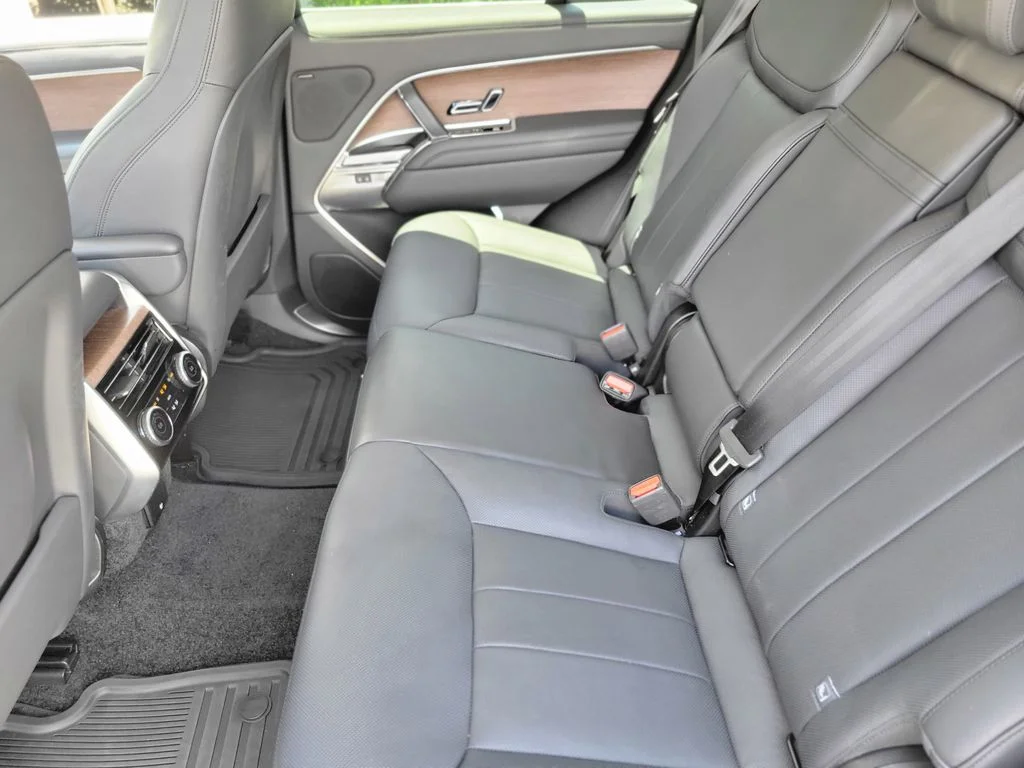 Used 2024 White Land Rover SE image 11