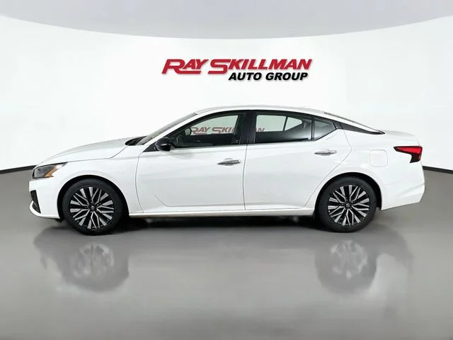Used 2025 White Nissan 2.5 SV image 4