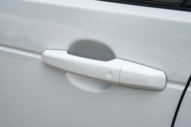 Used 2025 White Land Rover Dynamic SE image 55
