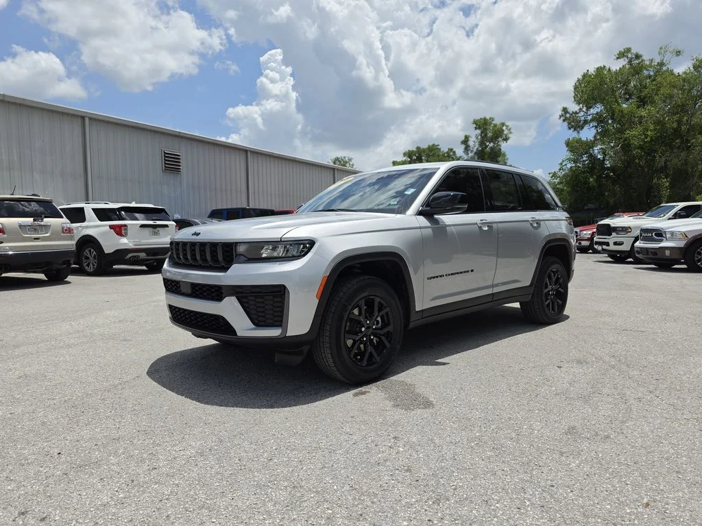 New 2026 Silver Zynith Exterior Paint Jeep Altitude image 2