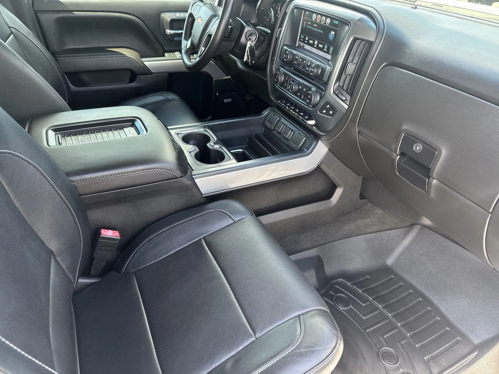 Used 2018 IRIDESCENT PEARL TRICOAT Chevrolet LTZ image 34