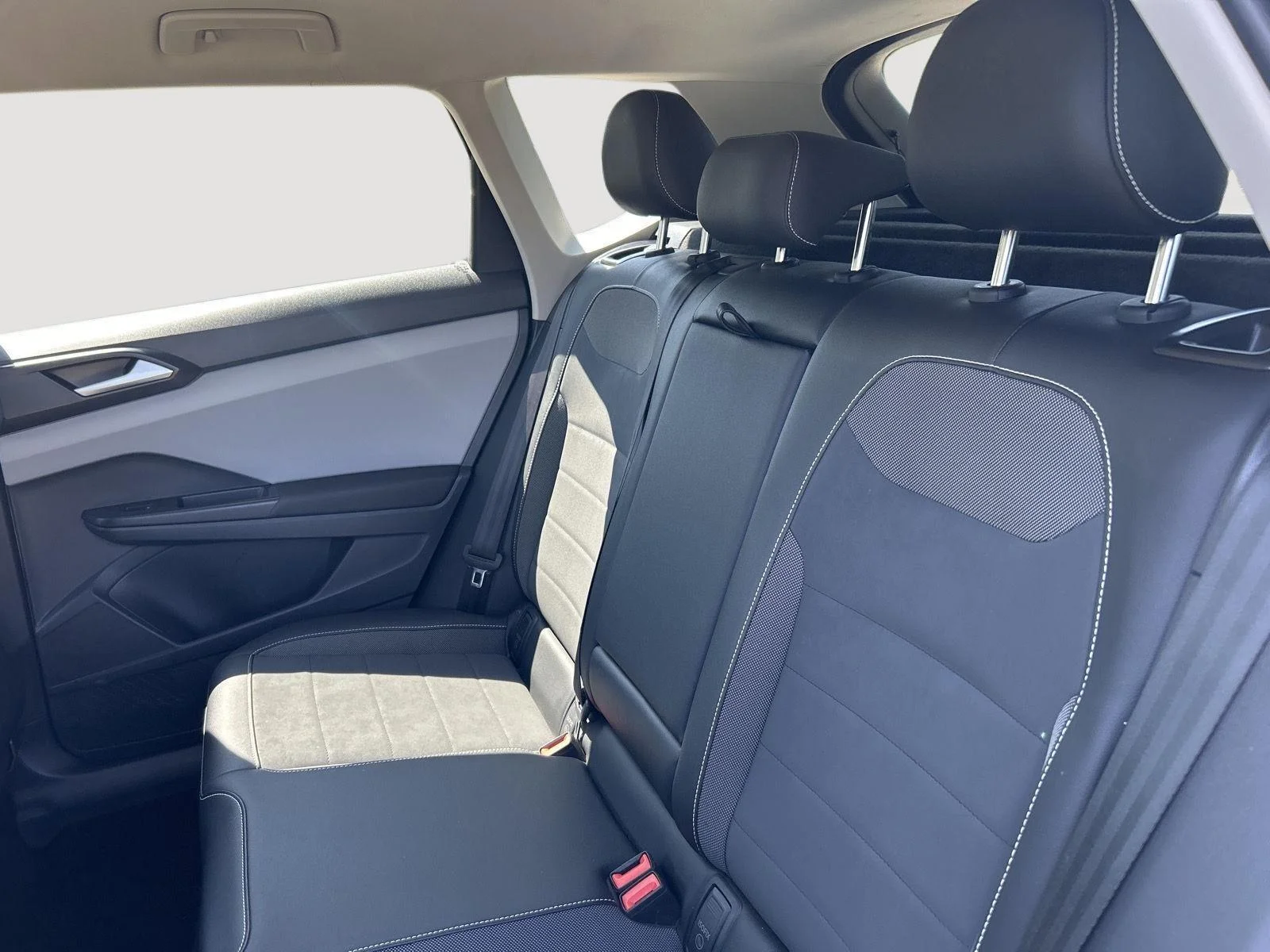 Used 2023 White Volkswagen SE image 6