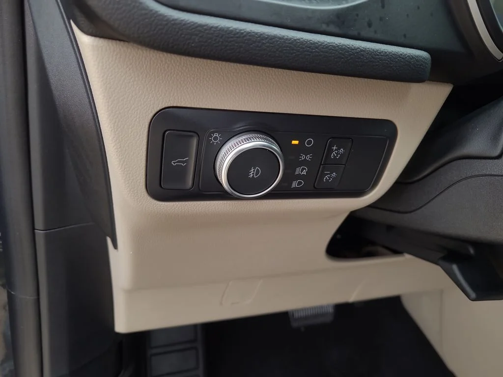 Used 2022 Blue Ford SEL image 25