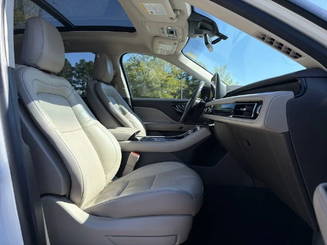 Used 2022 White Lincoln Reserve image 27