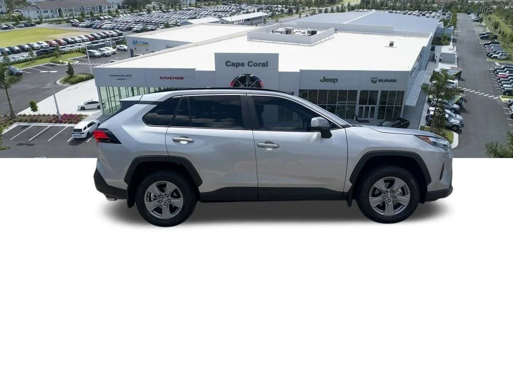 Used 2025  Toyota XLE image 13