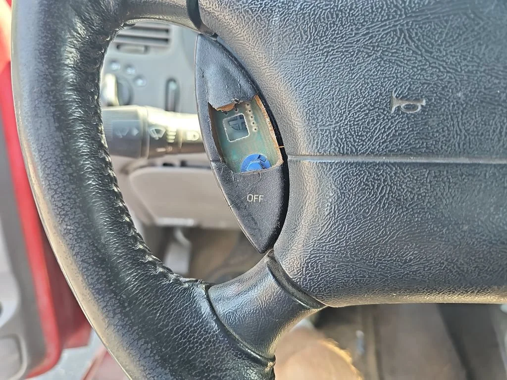 Used 2000 Red Ford XL image 21